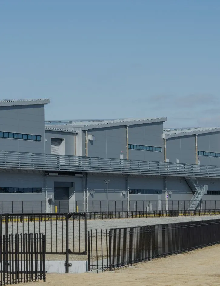 安城建築の工場でのトップヒートバリアーの施工をイメージした画像